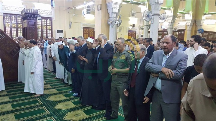 بالصور.. محافظ القليوبية يؤدى صلاة عيد الأضحى بمسجد ناصر