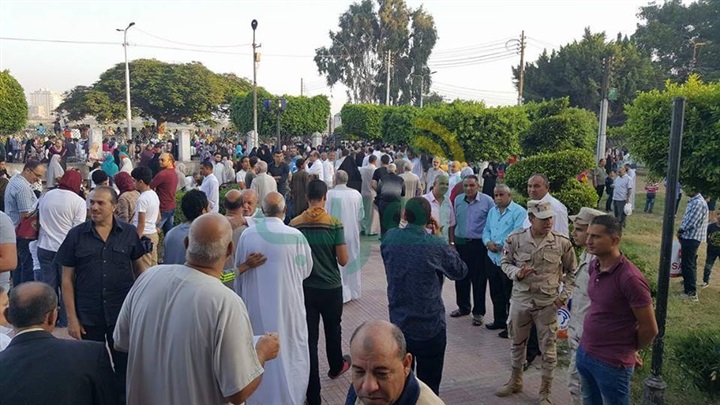 بالصور.. محافظ القليوبية يؤدى صلاة عيد الأضحى بمسجد ناصر