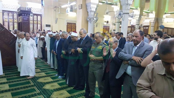 بالصور.. محافظ القليوبية يؤدى صلاة عيد الأضحى بمسجد ناصر