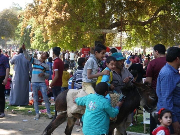 بالصور.. إذدحام الحدائق فى أول أيام عيد الأضحى بالقناطر الخيرية