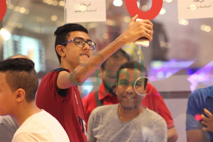 بالصور.. سامح حسين يحتفل مع الجمهور ببث مباشر بالصور.. سامح حسين يحتفل مع الجمهور ببث مباشر
