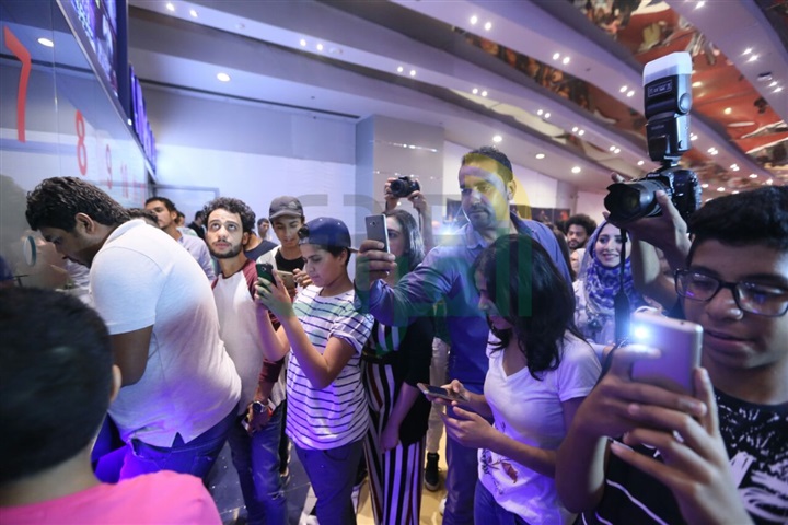 بالصور.. سامح حسين يحتفل مع الجمهور ببث مباشر بالصور.. سامح حسين يحتفل مع الجمهور ببث مباشر