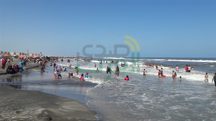مواطنو كفر الشيخ يواصلون احتفالاتهم بثاني أيام العيد في الحدائق ومصيف بلطيم