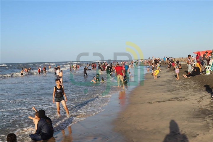بالصور.. مصيف بلطيم «كامل العدد».. والشواطئ تسهر للصباح قبل وداع العيد