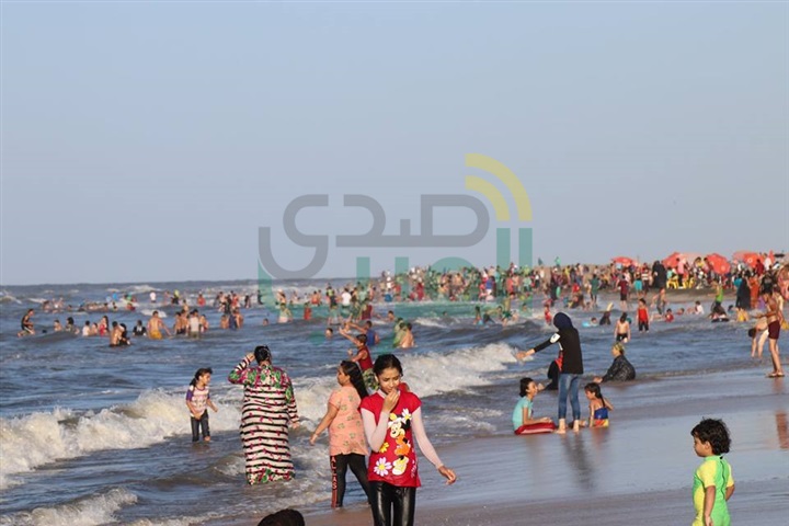 بالصور.. مصيف بلطيم «كامل العدد».. والشواطئ تسهر للصباح قبل وداع العيد