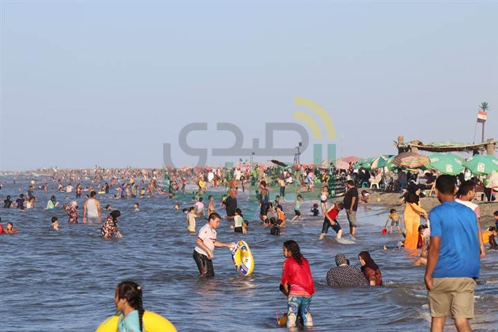 بالصور.. مصيف بلطيم «كامل العدد».. والشواطئ تسهر للصباح قبل وداع العيد
