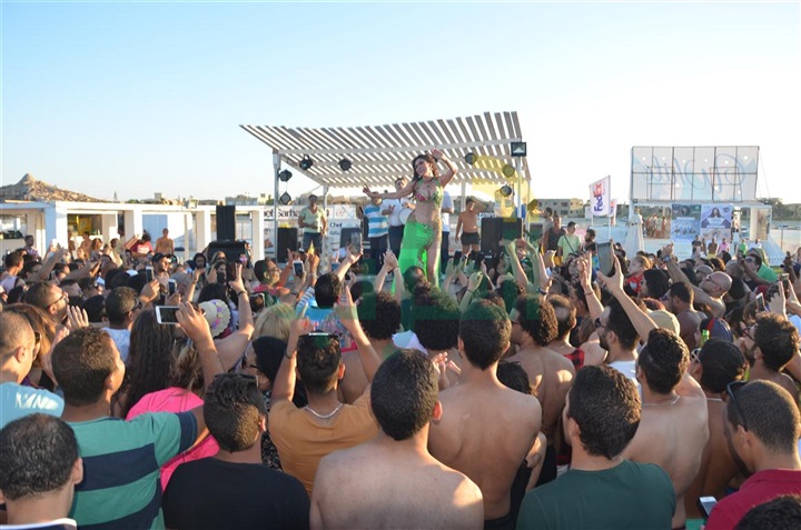 بالصور...دينا تشعل أقوى حفلات العيد بوايت بيتش بمارينا 5 بالصور...دينا تشعل أقوى حفلات العيد بوايت بيتش بمارينا 5