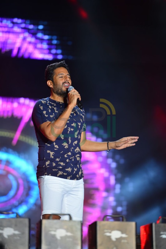 بالصور..  حماقي يتألق بأضخم حفل العيد داخل بلو بلو السخنة
