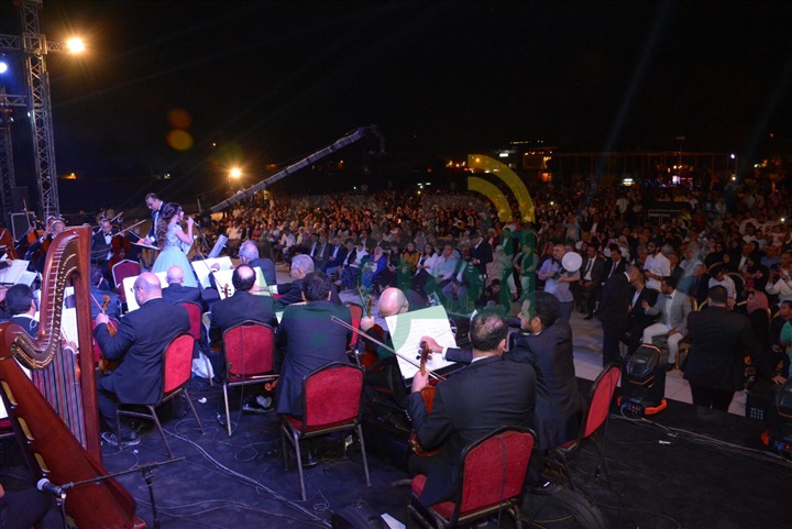 بالصور..النجمة "بلقيس" تبدأ حفلها بالصوت والضوء على انغام عبد الحليم حافظ بالصور..النجمة "بلقيس" تبدأ حفلها بالصوت والضوء على انغام عبد الحليم حافظ