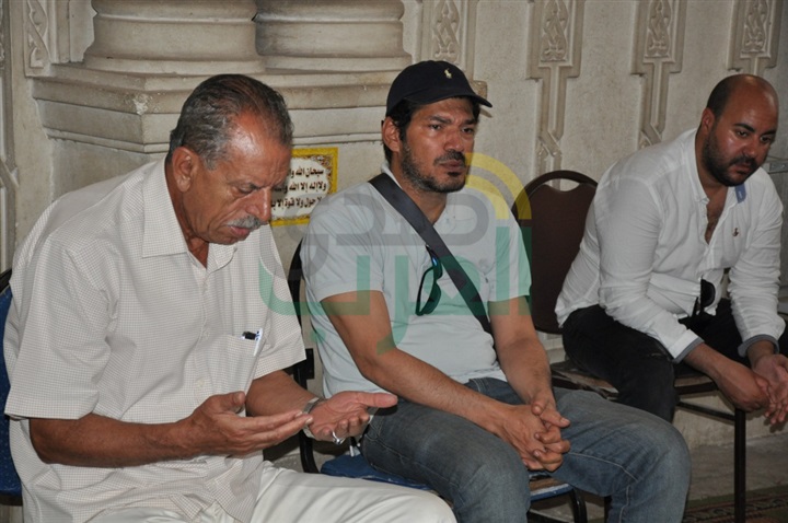 بالصور.. وصول جثمان والد باسم سمرة لمسجد «الصباح»