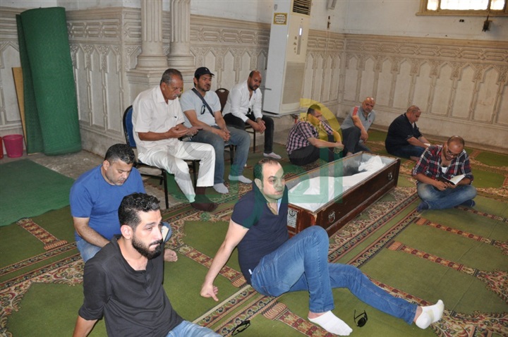 بالصور.. وصول جثمان والد باسم سمرة لمسجد «الصباح»