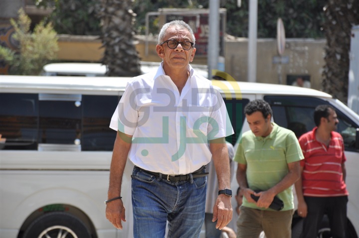 بالصور.. وصول جثمان والد باسم سمرة لمسجد «الصباح»