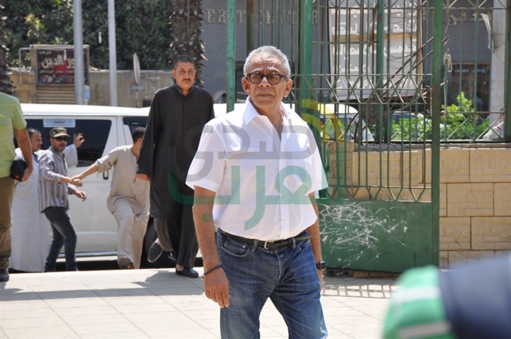 بالصور.. وصول جثمان والد باسم سمرة لمسجد «الصباح»