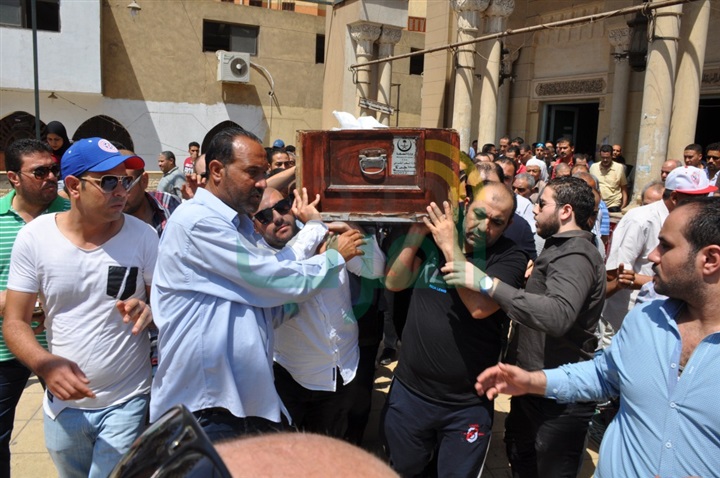 بالصور.. باسم سمرة يشيع جثمان والده من مسجد الصباح بالهرم بالصور.. باسم سمرة يشيع جثمان والده من مسجد الصباح بالهرم