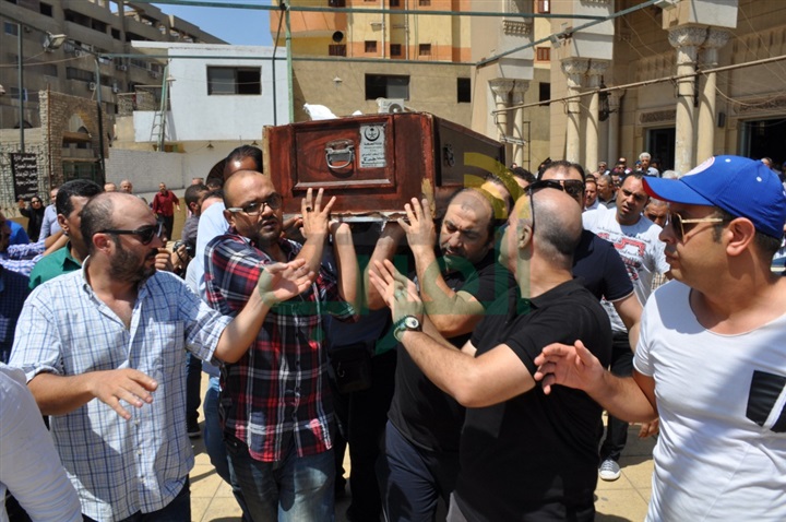 بالصور.. باسم سمرة يشيع جثمان والده من مسجد الصباح بالهرم بالصور.. باسم سمرة يشيع جثمان والده من مسجد الصباح بالهرم