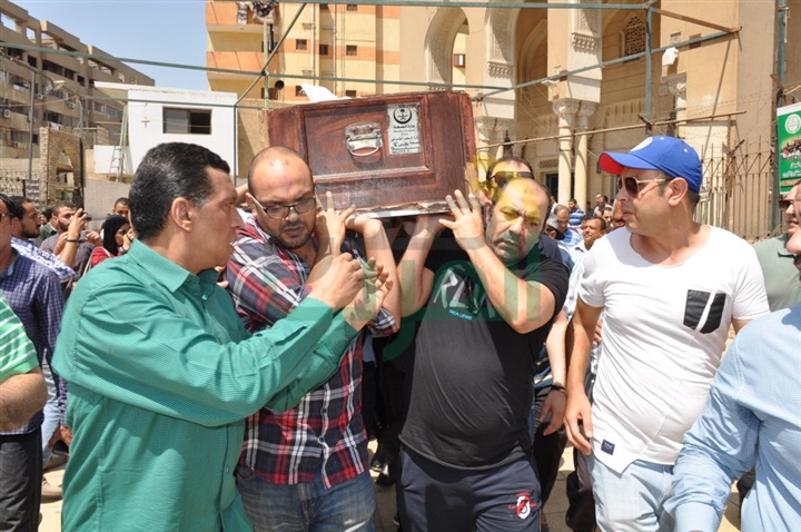بالصور.. باسم سمرة يشيع جثمان والده من مسجد الصباح بالهرم بالصور.. باسم سمرة يشيع جثمان والده من مسجد الصباح بالهرم