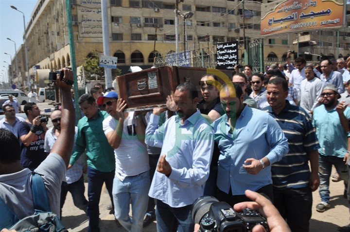 بالصور.. باسم سمرة يشيع جثمان والده من مسجد الصباح بالهرم بالصور.. باسم سمرة يشيع جثمان والده من مسجد الصباح بالهرم