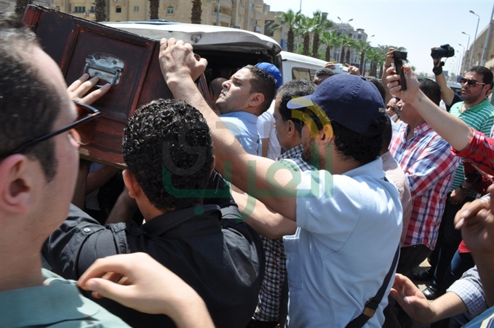 بالصور.. باسم سمرة يشيع جثمان والده من مسجد الصباح بالهرم بالصور.. باسم سمرة يشيع جثمان والده من مسجد الصباح بالهرم
