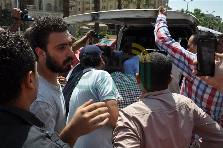 بالصور.. باسم سمرة يشيع جثمان والده من مسجد الصباح بالهرم بالصور.. باسم سمرة يشيع جثمان والده من مسجد الصباح بالهرم