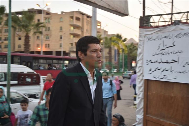 بالصور .. وصول باسم سمرة لمسجد الصباح لتلقي العزاء في والده بالصور .. وصول باسم سمرة لمسجد الصباح لتلقي العزاء في والده