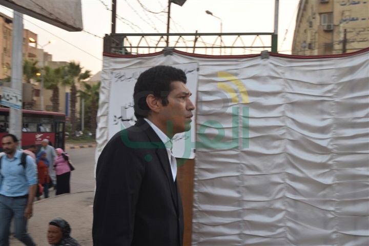 بالصور .. وصول باسم سمرة لمسجد الصباح لتلقي العزاء في والده بالصور .. وصول باسم سمرة لمسجد الصباح لتلقي العزاء في والده