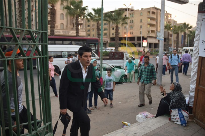 بالصور .. وصول باسم سمرة لمسجد الصباح لتلقي العزاء في والده بالصور .. وصول باسم سمرة لمسجد الصباح لتلقي العزاء في والده
