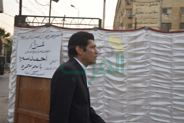 بالصور .. وصول باسم سمرة لمسجد الصباح لتلقي العزاء في والده بالصور .. وصول باسم سمرة لمسجد الصباح لتلقي العزاء في والده