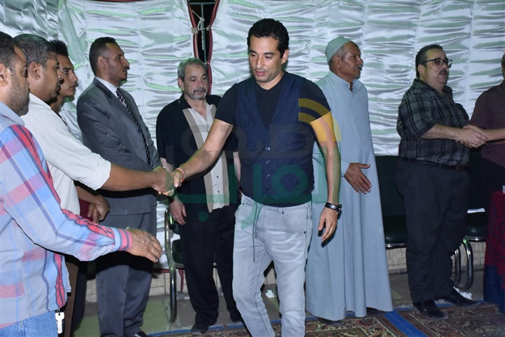 بالصور..المنتج "محمد فوزي" والمخرج يسري نصرالله يقدمان واجب العزاء بوالد باسم سمرة بالصور..المنتج "محمد فوزي" والمخرج يسري نصرالله يقدمان واجب العزاء بوالد باسم سمرة
