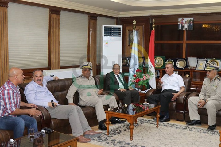 بالصور.. مديرا الأمن والبحث الجنائي يهنئان محافظ كفر الشيخ بعد عودته من أداء مناسك الحج