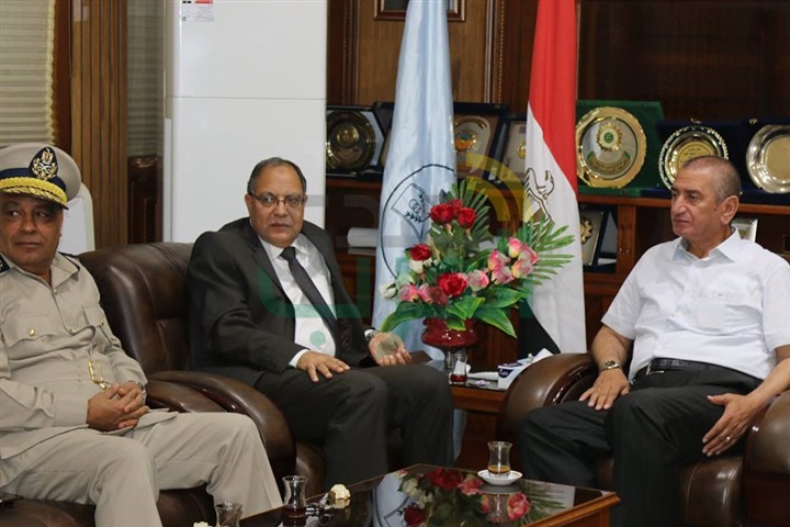 بالصور.. مديرا الأمن والبحث الجنائي يهنئان محافظ كفر الشيخ بعد عودته من أداء مناسك الحج