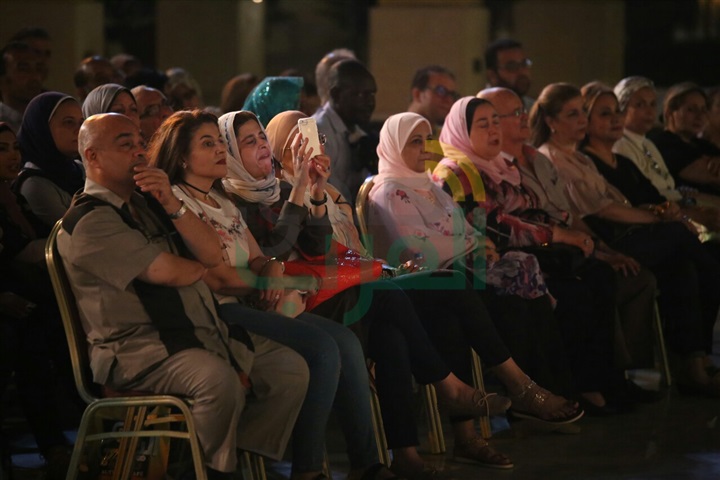 بالصور.. بدء حفل هاني شنودة بالمسرح المكشوف