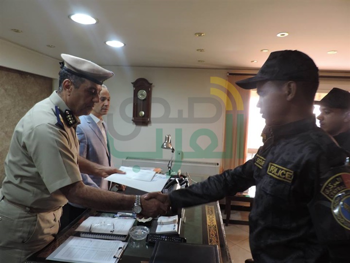 تكريم أفراد كمين لضبطهم تشكيلاً عصابيًا ينتحل صفة ضباط بالقليوبية