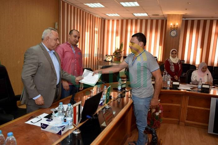 توزيع عقود "32" وحدة سكنية من وحدات المشروع القومي للإسكان بالشرقية