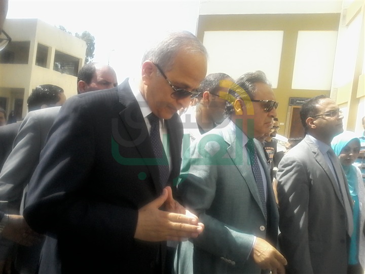 بالصور.. وزير الصحة يصل لمستشفى أبو المنجا بشبرا الخيمة