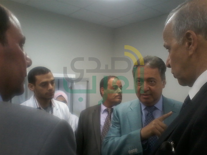 بالصور.. وزير الصحة يصل لمستشفى أبو المنجا بشبرا الخيمة