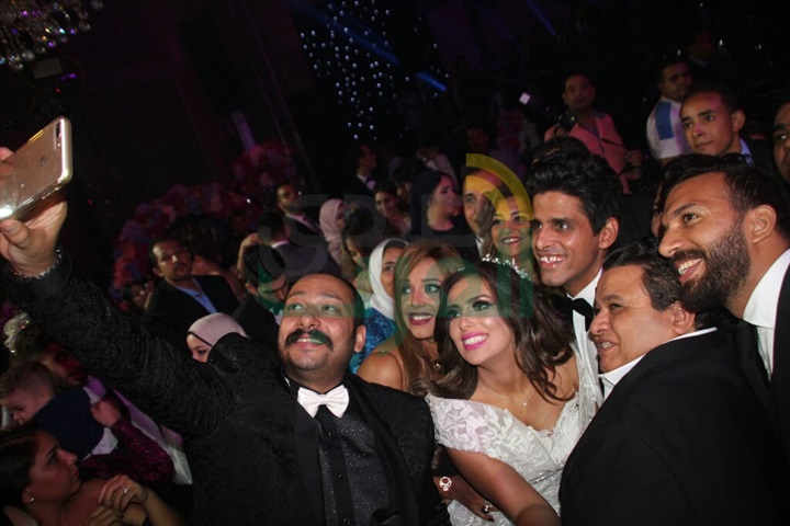 بالصور.. حكيم يختم حفل زفاف حمدي و اسراء نجوم مسرح مصر