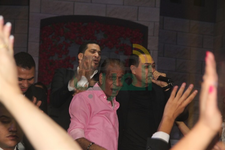 بالصور.. حكيم يختم حفل زفاف حمدي و اسراء نجوم مسرح مصر