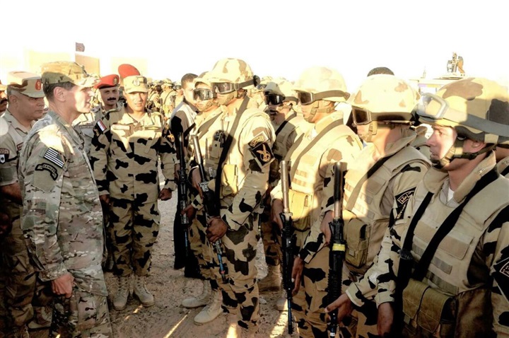 قائد القيادة المركزية الأمريكية يتفقد القوات المشاركة فى "النجم الساطع"