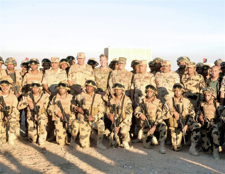 قائد القيادة المركزية الأمريكية يتفقد القوات المشاركة فى "النجم الساطع"
