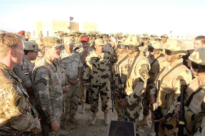 قائد القيادة المركزية الأمريكية يتفقد القوات المشاركة فى "النجم الساطع"