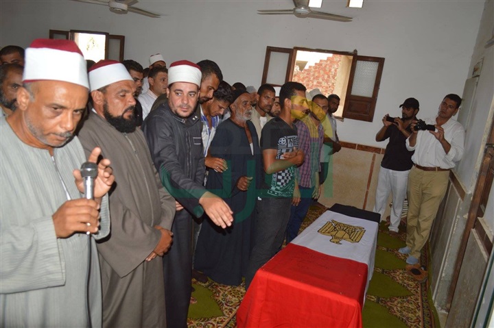 بالصور..جنازة شهيد العريش الثاني بكفر الشيخ تتحول لمظاهرة ضد الاٍرهاب 