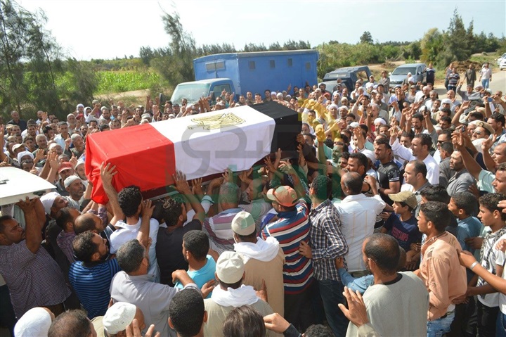 بالصور..جنازة شهيد العريش الثاني بكفر الشيخ تتحول لمظاهرة ضد الاٍرهاب 