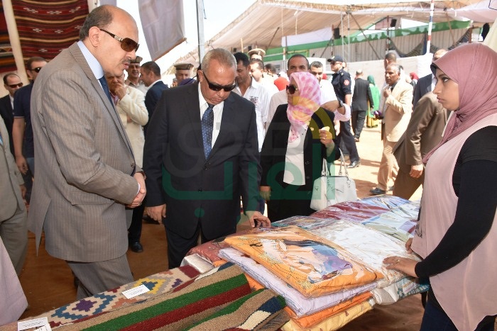 محافظ الشرقية يفتتح معرض منتجات المرأة الريفية 