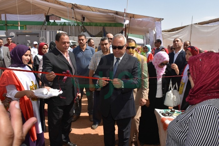 محافظ الشرقية يفتتح معرض منتجات المرأة الريفية 