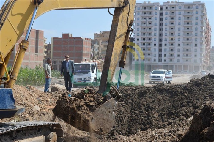 بالصور..مساعد المحافظ يتابع اعمال خط الانحدار لصرف غرب كفر الشيخ