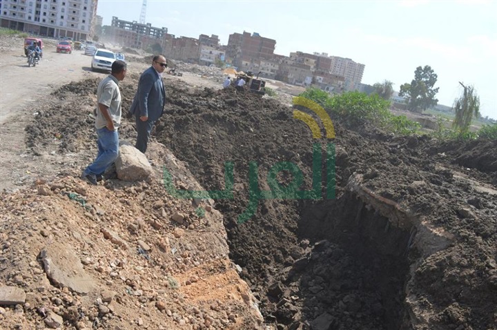 بالصور..مساعد المحافظ يتابع اعمال خط الانحدار لصرف غرب كفر الشيخ