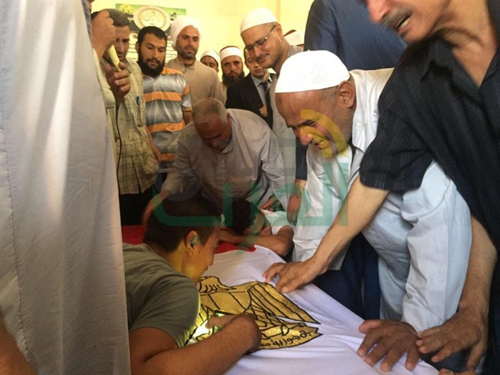 مدير أمن كفر الشيخ والالاف يشيعون بطل الشرطة لمثواه الاخير بالكفر الشرقي
