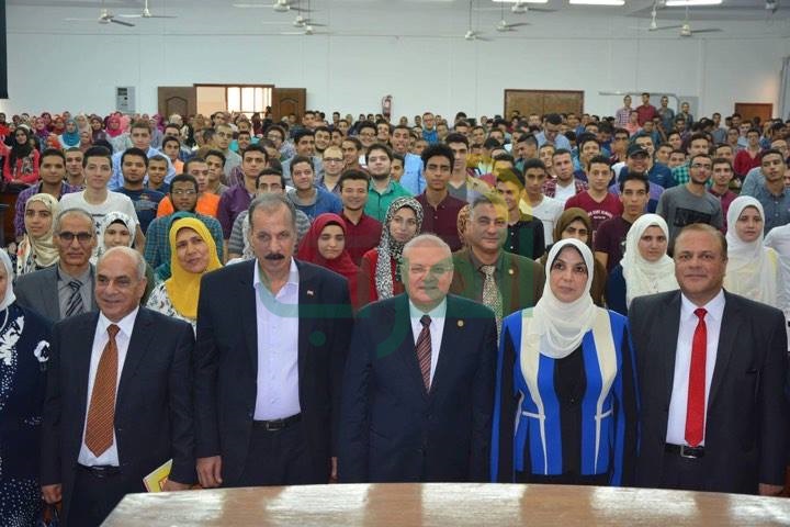 رئيس جامعة الزقازيق يلتقي طلاب كلية الطب ويكرم المتميزين
