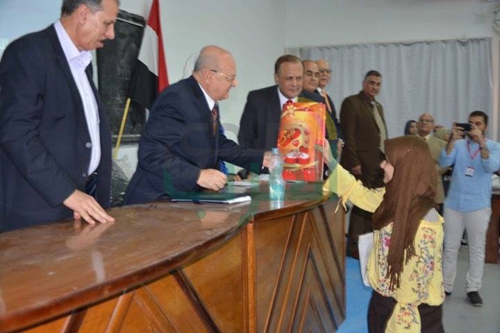 رئيس جامعة الزقازيق يلتقي طلاب كلية الطب ويكرم المتميزين