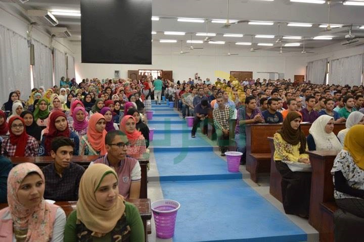 رئيس جامعة الزقازيق يلتقي طلاب كلية الطب ويكرم المتميزين